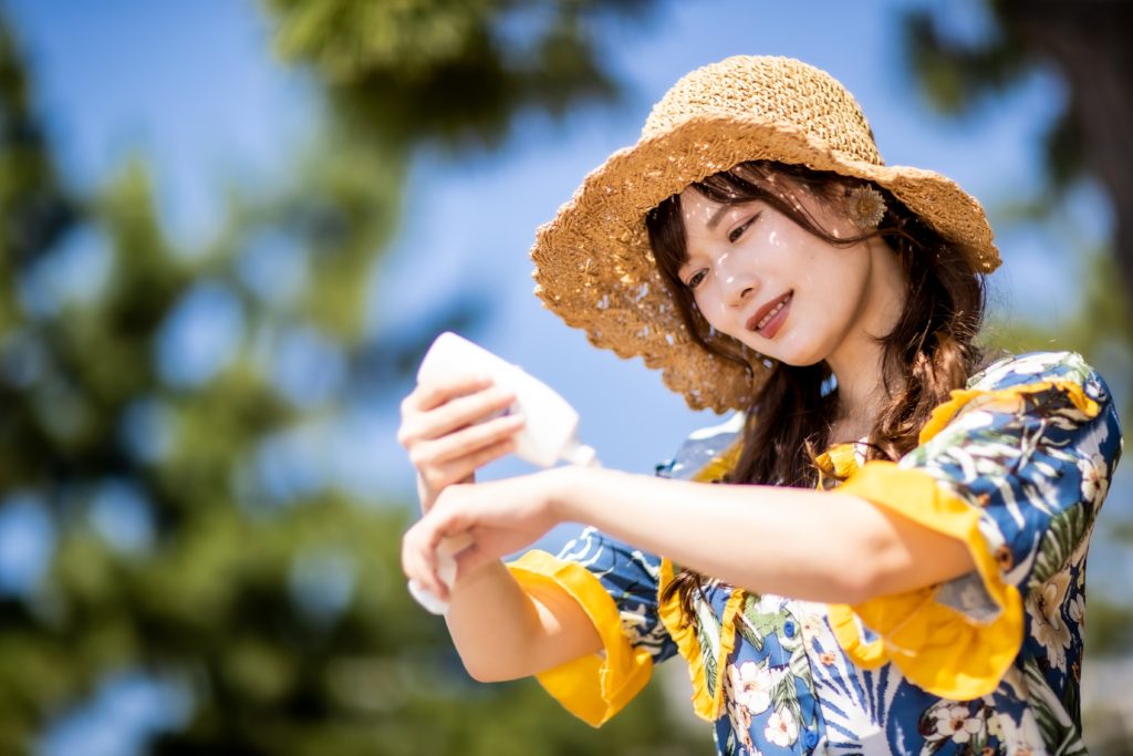 アウトドアの紫外線や風による乾燥から髪を守るヘアケア