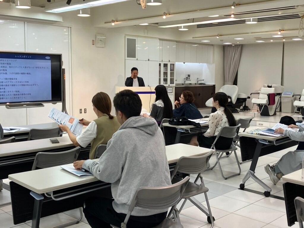 美容師向けヘッドスパ講習の会場全体と受講風景