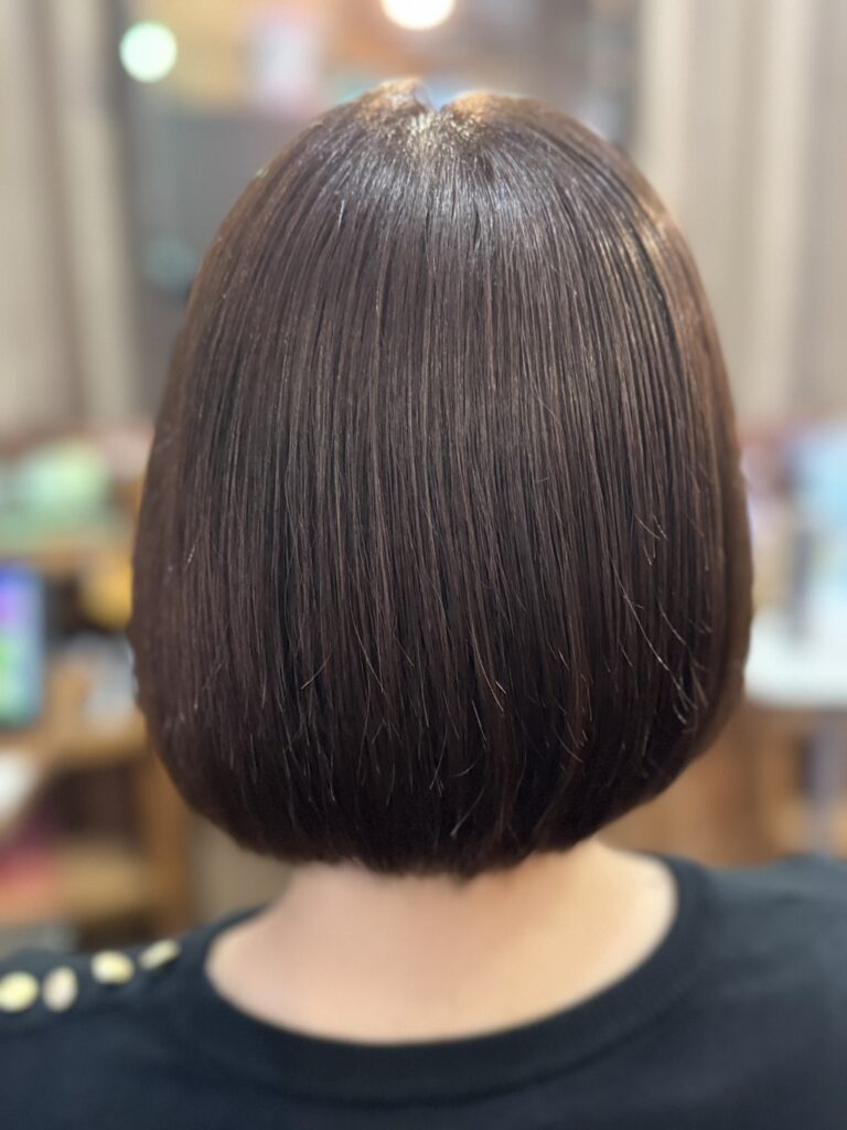 プレトワのベージュ単品で染めたボブの仕上がり。黒い服のお客様の後ろ姿