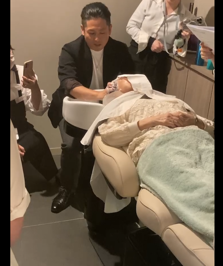 バックシャンプー台で行うウェットヘッドスパ技術講習