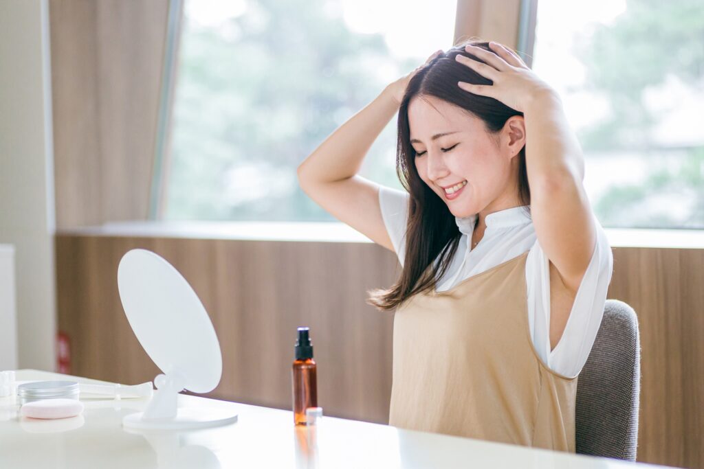こめかみと側頭筋の張りを確認する頭皮こりセルフチェック