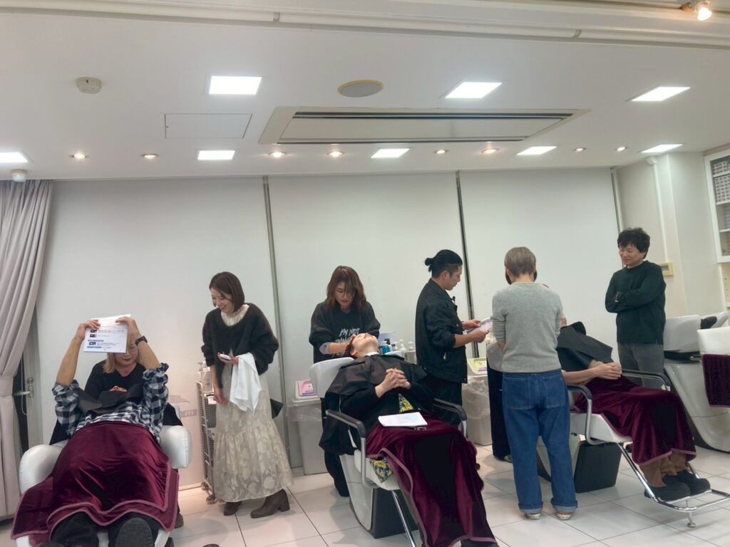 Airy Spa®講習で受講美容師へ実技フィードバックを行っている場面