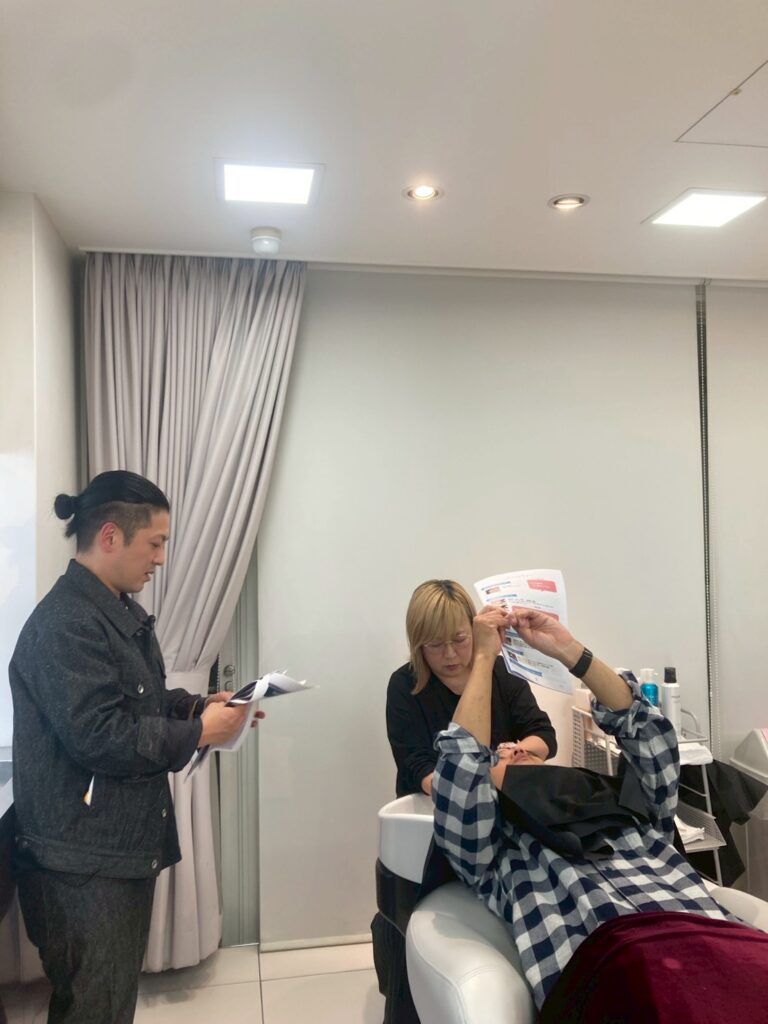 Airy Spa®講習で美容室のウェットヘッドスパ技術を説明している場面