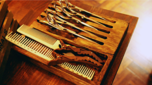 INFINITYで使用するドライヤーとアイロン。髪を傷めず仕上がりを安定させるためのサロン専用高性能機器。