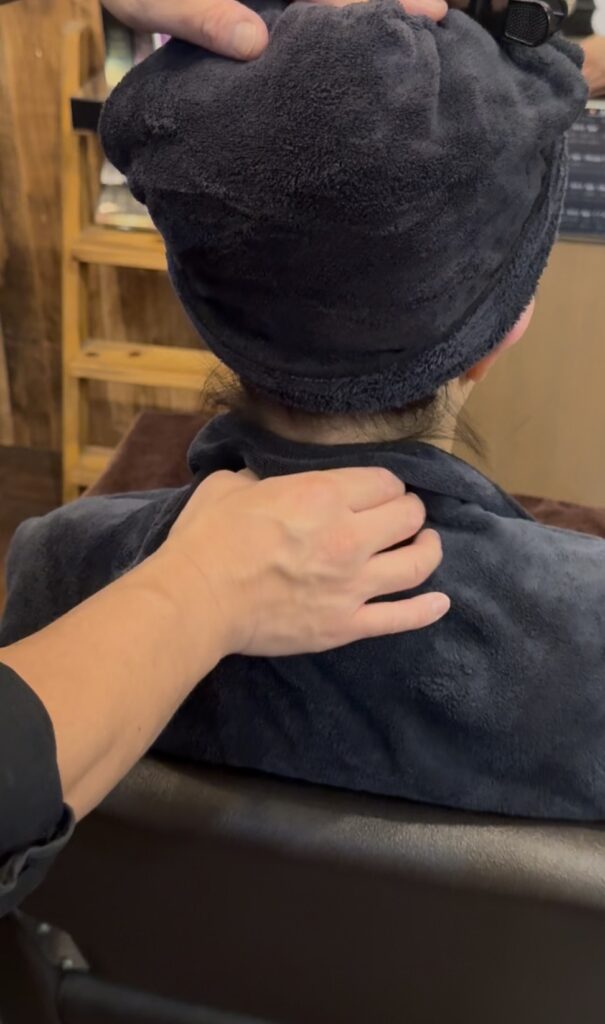 Airy Spa後にお席で首肩から頭皮までマッサージする実際の施術