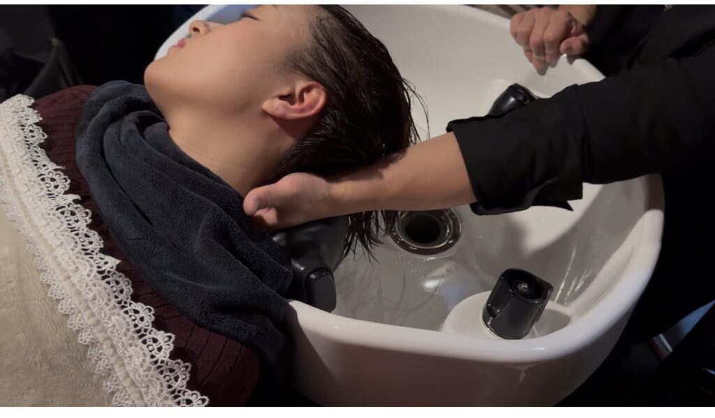 完骨・風池・天柱の周囲から首の付け根と僧帽筋まで施術するAiry Spa®