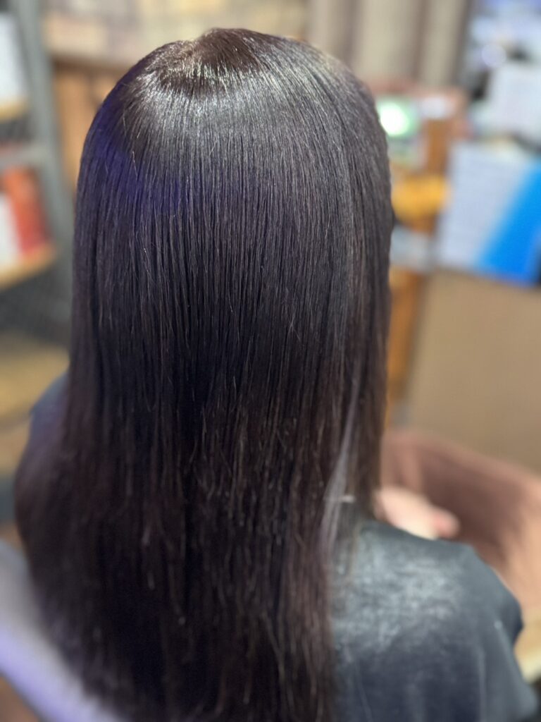 暗めのベースにプレトワのラベンダーを重ね、インメトリィとヘッドスパを併用したロングヘアの仕上がり