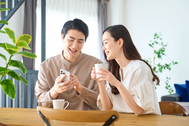 美容室で会話を控えて過ごしたい方がスマホでヘッドスパを検索するイメージ