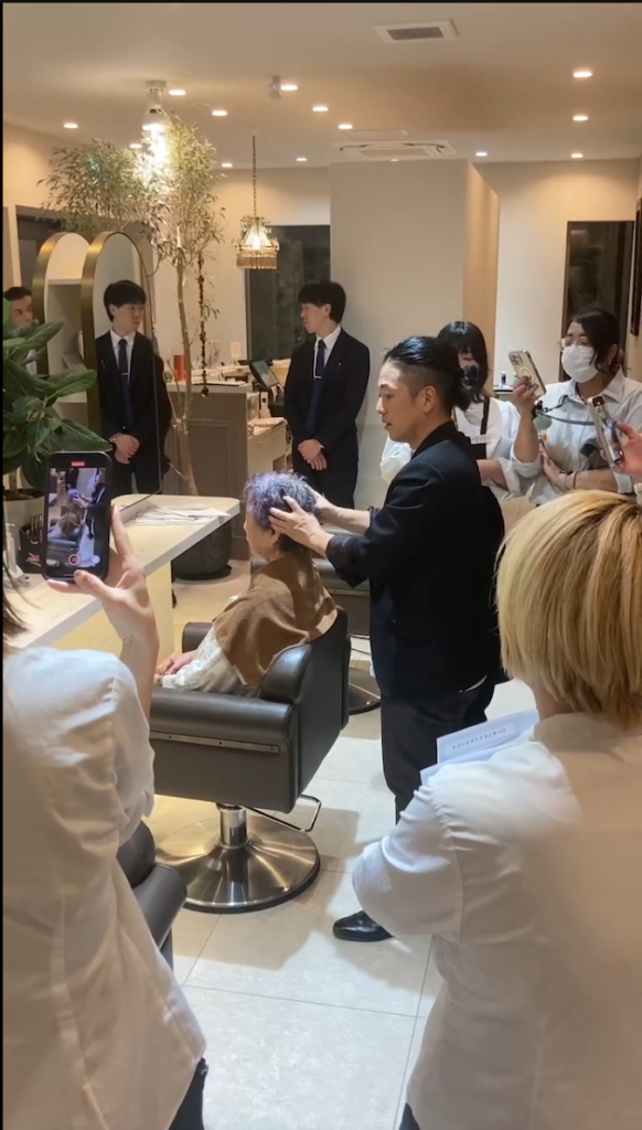 美容室で行われたAiry Spa®臨店ヘッドスパ講習の様子