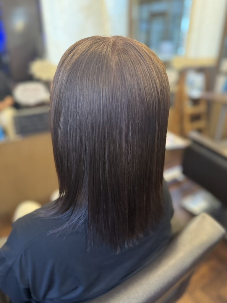 グレイカラーで白髪を自然に整えた大人女性のヘアカラー