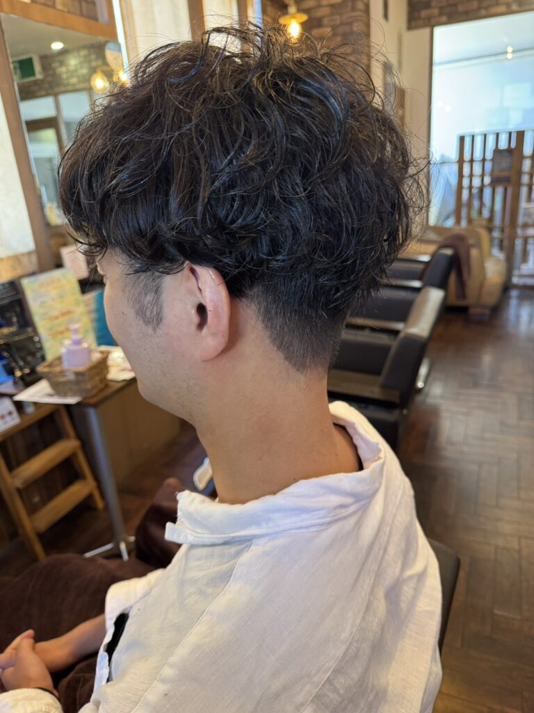 パーマの動きを活かしたフェード調ツーブロックボブの仕上がり