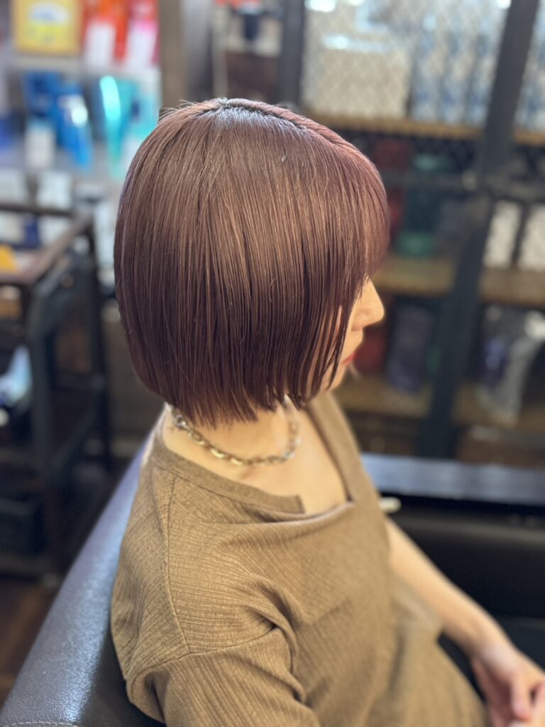 ツヤと丸みを感じる顎ラインボブ。重く見えにくく上品に仕上げた大人女性向けボブスタイル