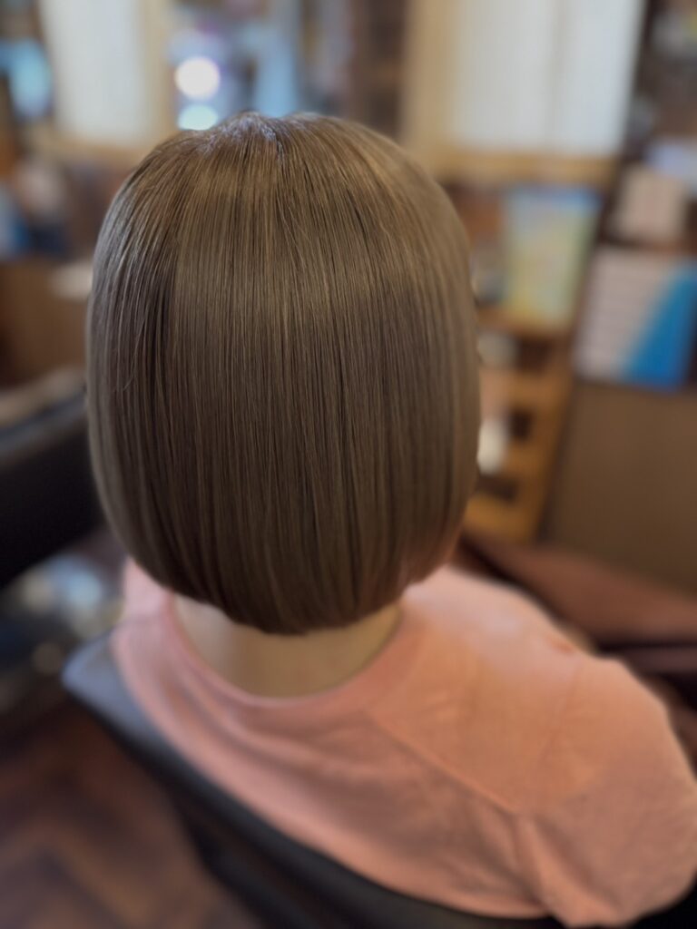 アッシュグレージュ系の透明感を合わせた顎ラインボブ。重く見えにくい大人女性のボブ実例