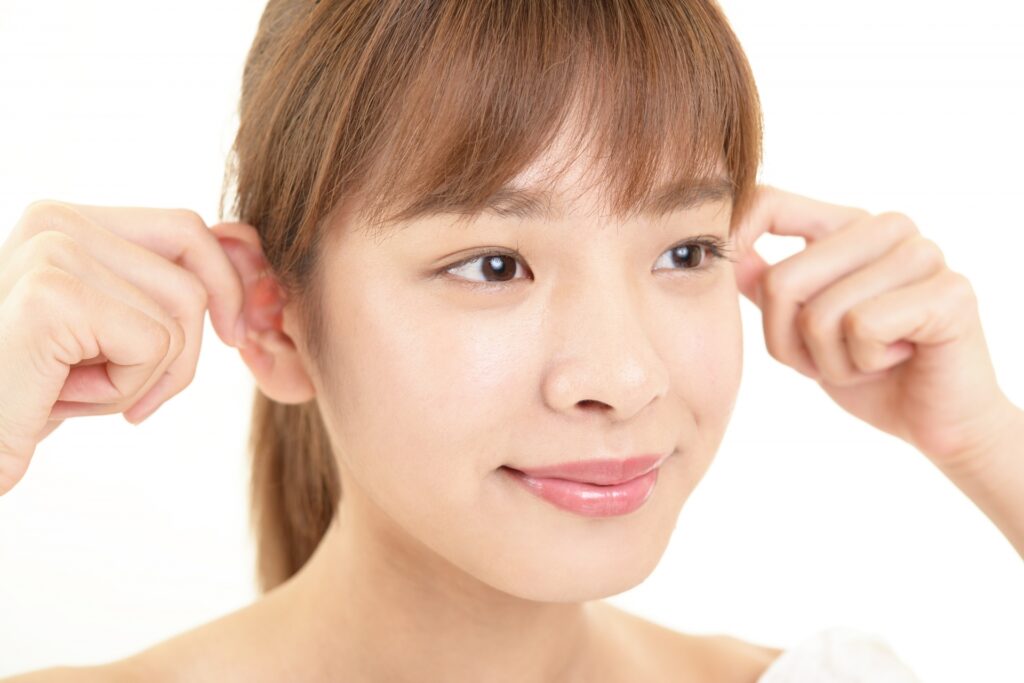 耳まわりをやさしくほぐす寝る前の頭皮ツボマッサージ