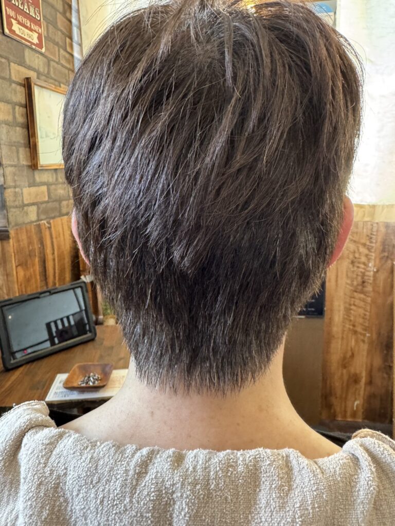 プレトワカラー施術前に後頭部と襟足付近の白髪が見える男性のお客様