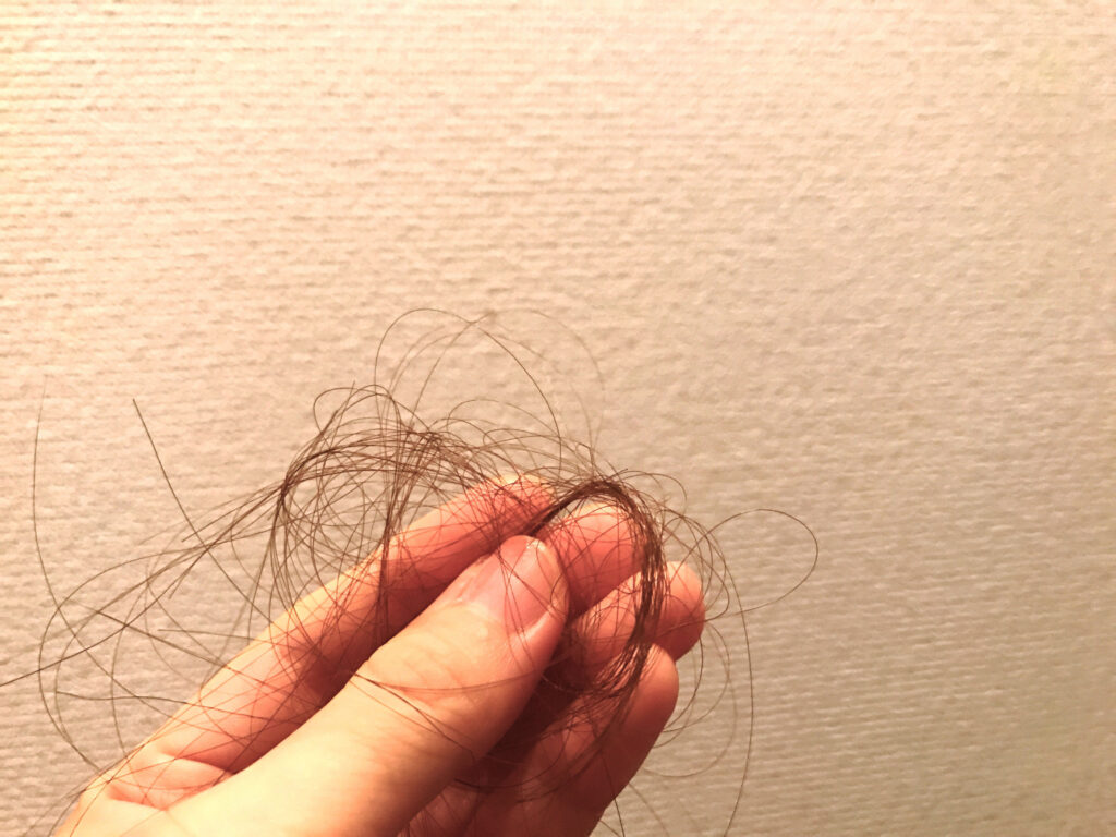 根元から抜けた髪と途中で切れた切れ毛の違い