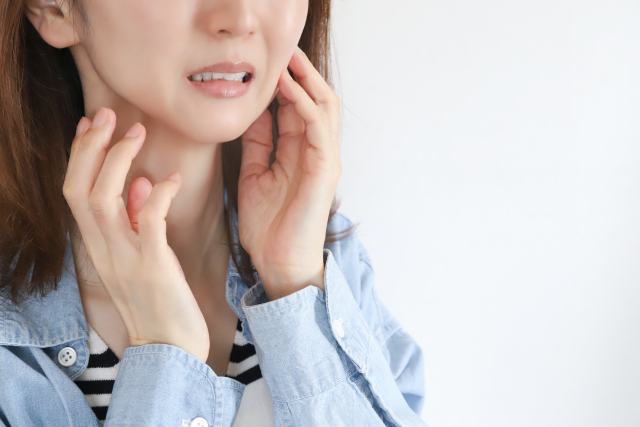 食いしばりや眼精疲労で張りやすい側頭筋をケアするヘッドスパ