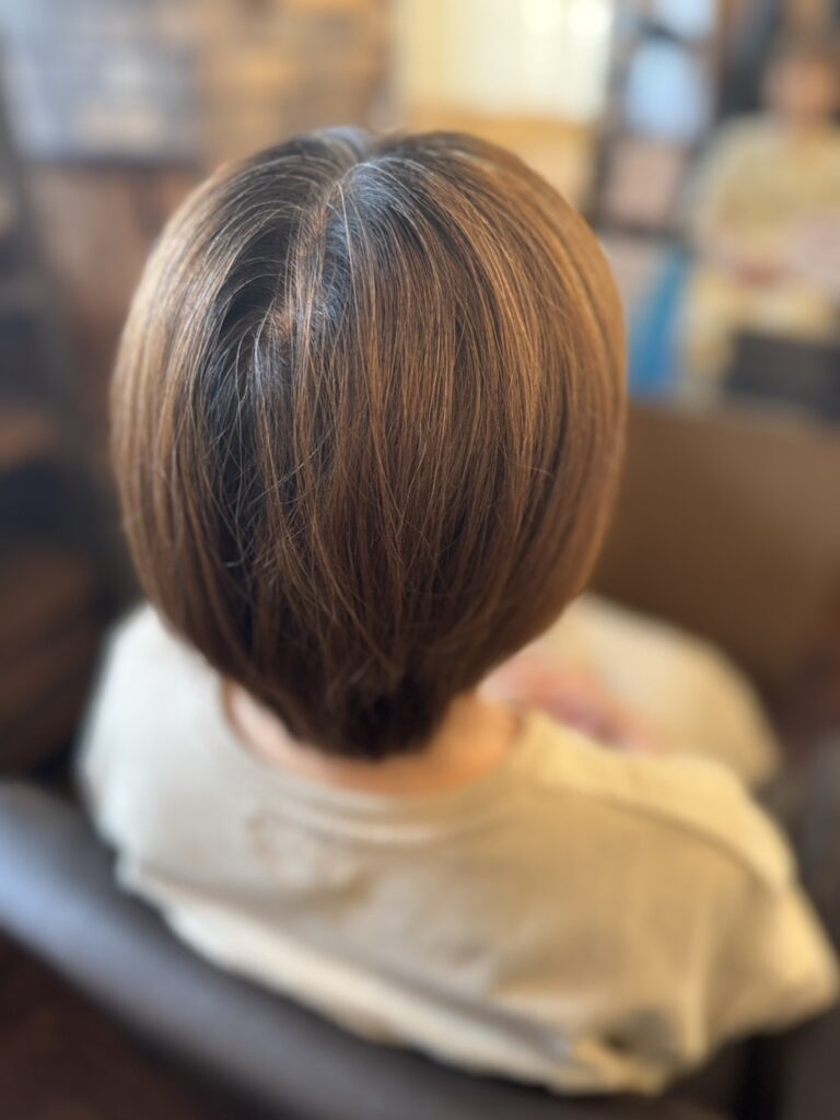 プレトワ・グレージュ10レベル施術前のショートヘアを別角度から撮影した写真