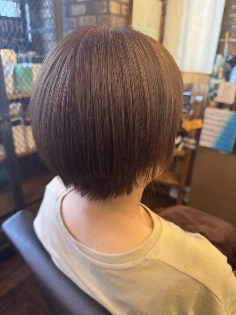 プレトワ・グレージュ10レベルとミラジェリィ施術後のショートヘアを別角度から撮影した写真