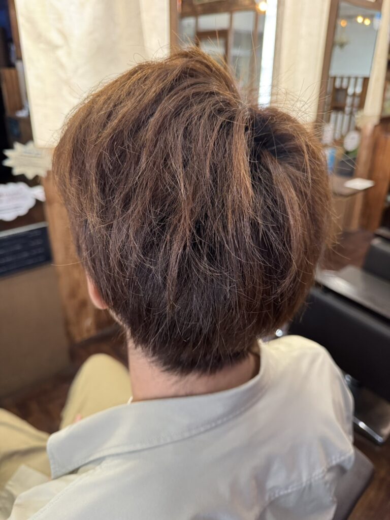 メンズパーマとプレトワグレージュ施術前｜カラーの褪色で赤みとオレンジみが見える状態