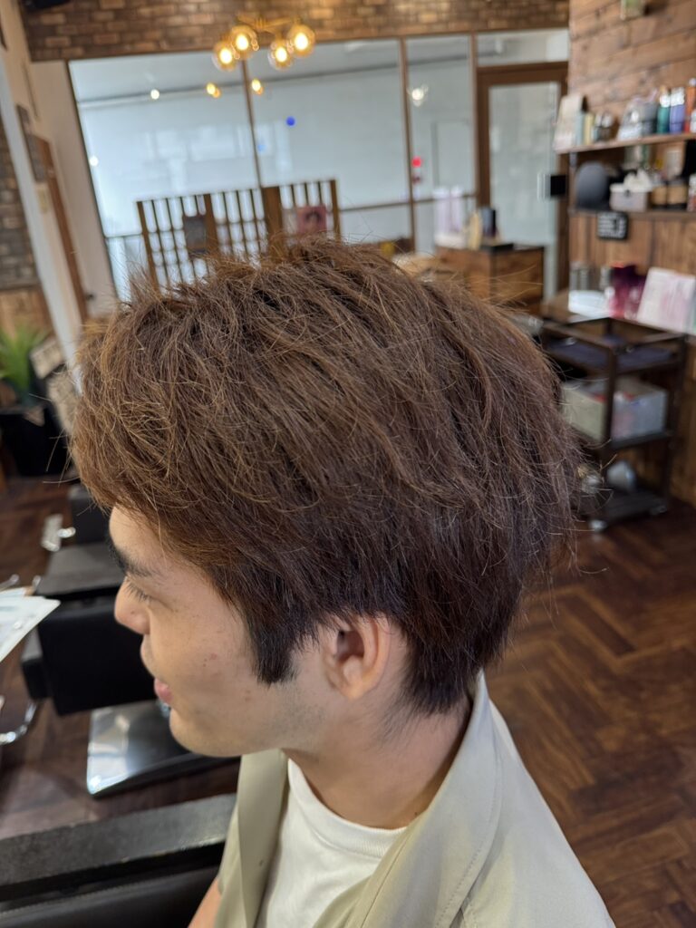 メンズパーマとプレトワグレージュ施術前｜褪色による赤みとサイドの重さが見える横スタイル