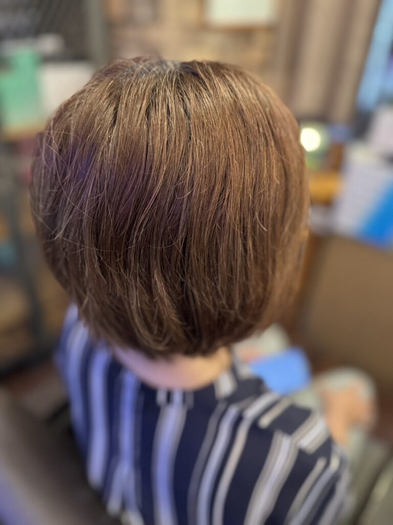カラー前の根元の白髪と毛先の褪色が見られるボブ全体