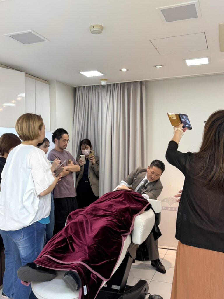 ミルボン大阪支店のAiry Spa実践セミナーでウェットヘッドスパのデモを見学する美容師