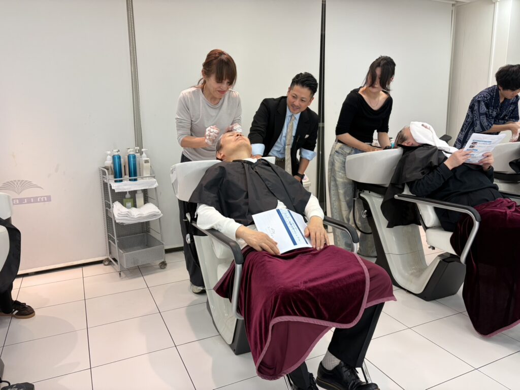 Airy Spa実践セミナーDAY2で受講者の手元を確認する講師・久保鉄平