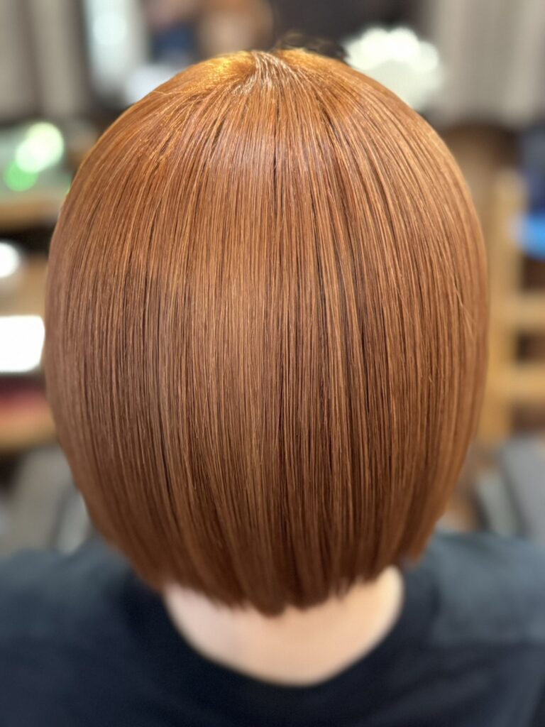 プレトワカラーのテラコッタオレンジに仕上がったボブのバックスタイル