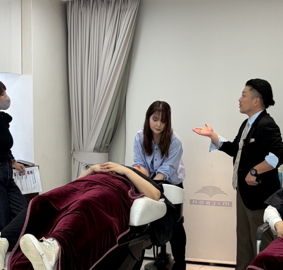 相モデル実習中、受講者に手の使い方を説明する講師・久保鉄平