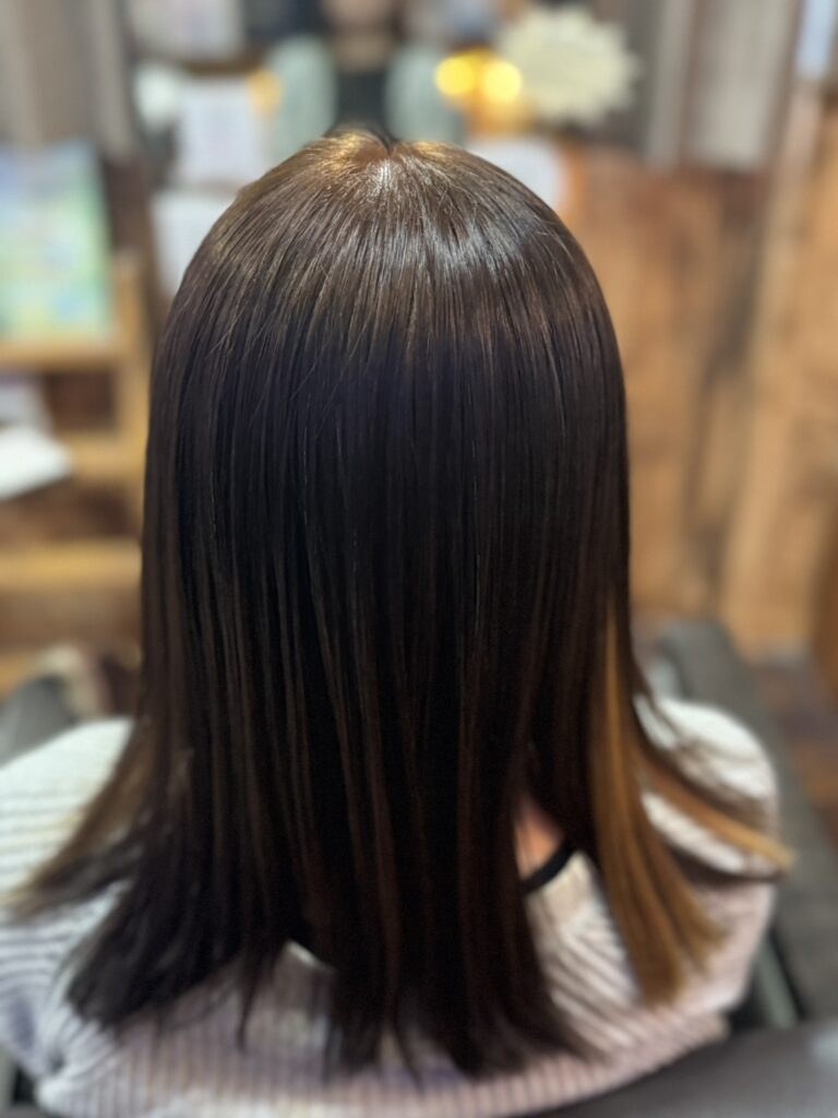 ヴィラロドラ アイスグレージュで染めた髪の後ろ姿。落ち着いたブラウン系の色味と、毛先まで整ったツヤのある仕上がり