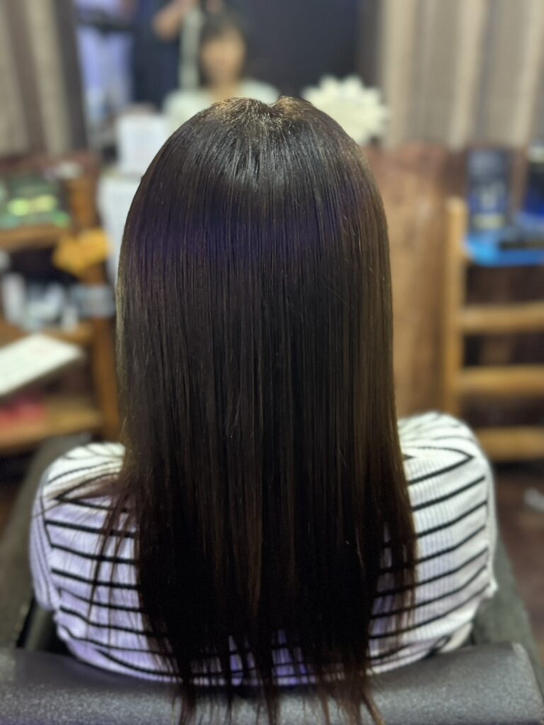根元カーキグレージュ・毛先プレトワ オリーブの施術後。後ろから見た髪全体の色味とまとまり